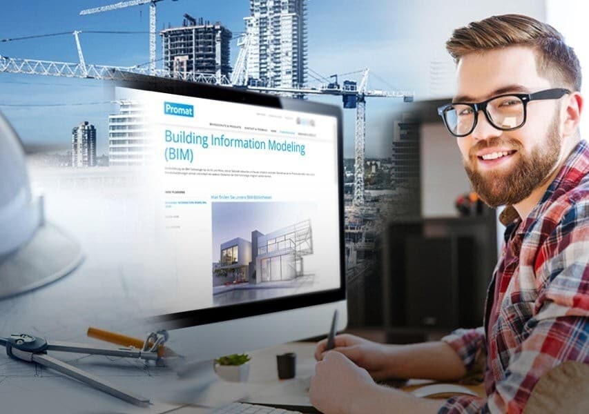 Architekt arbeitet mit BIM-Software am Computer, im Hintergrund Baustelle mit Kränen und Gebäuden.