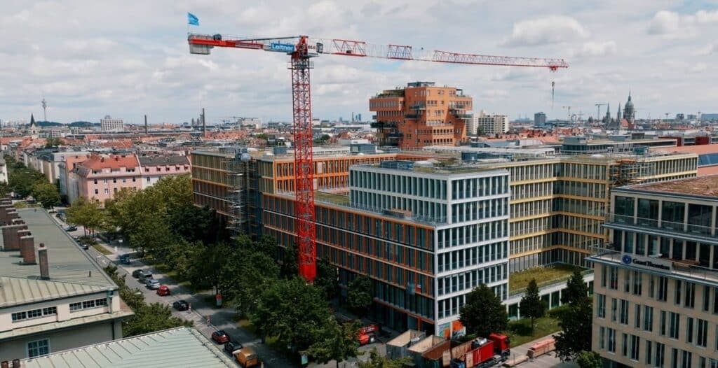 Großbaustelle mit Kran inmitten moderner Bürogebäude in München