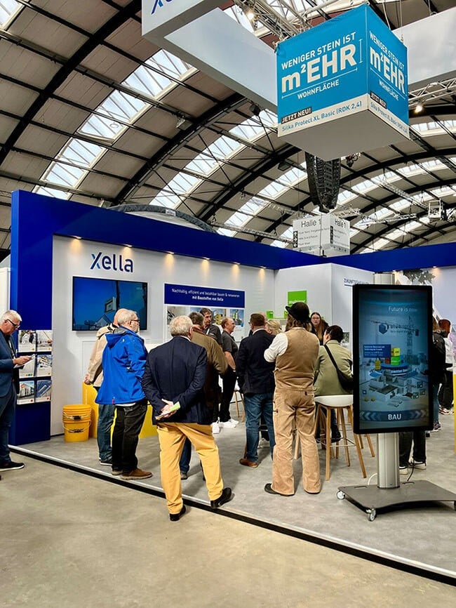 esucher am Xella-Messestand auf der NordBau 2025 in Münster mit Präsentation nachhaltiger Bau- und Dämmstofflösungen für energieeffizientes Bauen.