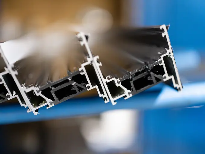 Aluminium-Profilsysteme im Detail, präzise zugeschnitten für den Einsatz im Fassaden- und Fensterbau.