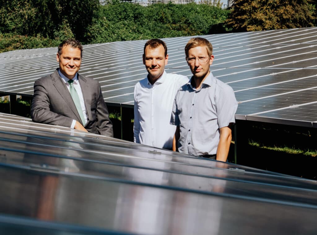 Franz Kaldewei, Michael Rathaj und Carsten Zirk (v.l.) inmitten der neuen PV-Freiflächenanlage, die jetzt in Betrieb genommen wurde.