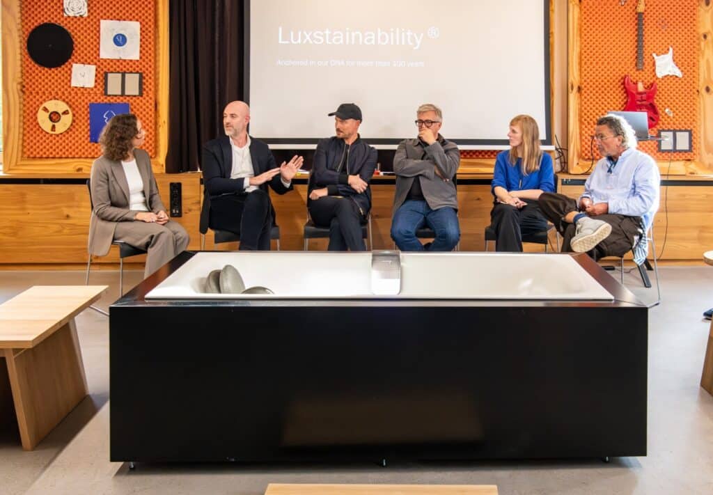 Paneldiskussion über nachhaltiges Design im Showroom, sechs Personen im Gespräch vor Publikum.