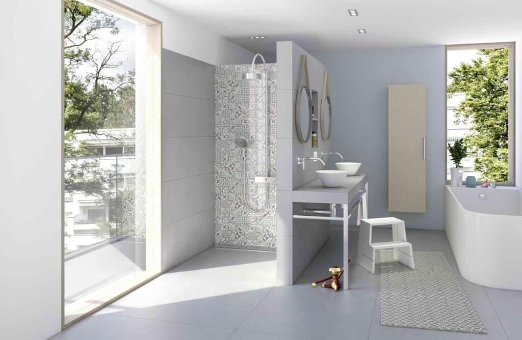 Großzügiges Bad mit schwellenfreier Dusche, Doppelwaschplatz und Badewanne.