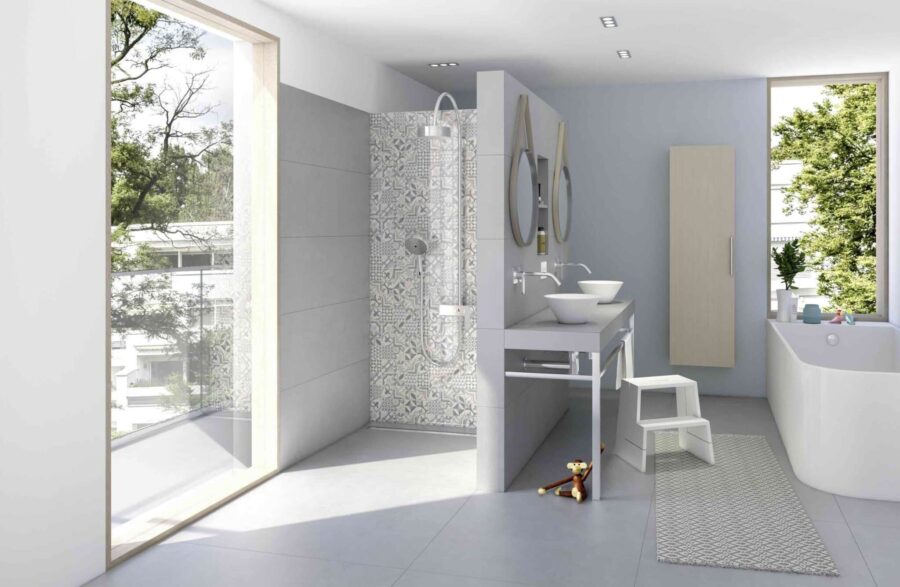 Großzügiges Bad mit schwellenfreier Dusche, Doppelwaschplatz und Badewanne.