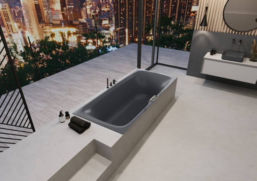Freistehende graue Badewanne Kaldewei Niuo Duo in modernem Badezimmer mit Stadtblick.