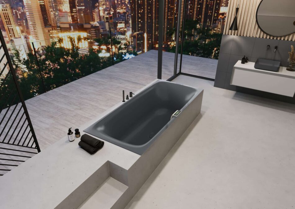 Freistehende graue Badewanne Kaldewei Niuo Duo in modernem Badezimmer mit Stadtblick.
