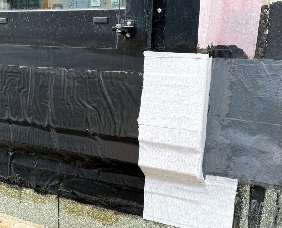 Bauwerksabdichtung mit MOGAT LIQUID SOLO 1K und MOGAT LIQUID MAB+ an Fensteranschluss – geprüft wasserdicht bis 10 m Wassersäule