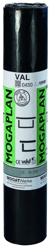 Rolle der Polymerbitumenbahn MOGAPLAN VAL von MOGAT Werke, schwarz mit weiß-grüner Produktbanderole, für den Einsatz in Dachabdichtungssystemen.