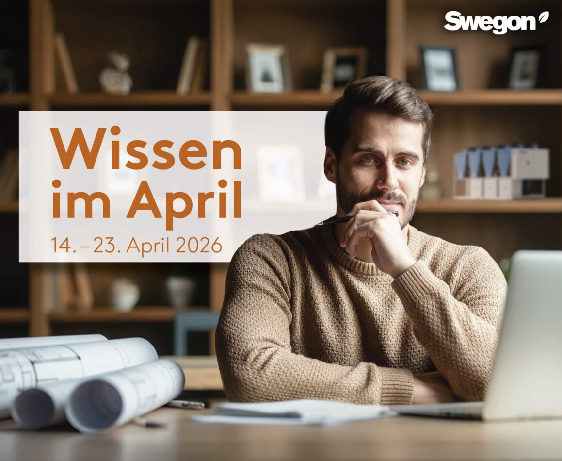 Mann am Schreibtisch mit Planungsunterlagen, daneben Hinweis auf Webinarreihe „Wissen im April“ vom 14. bis 23. April 2026.
