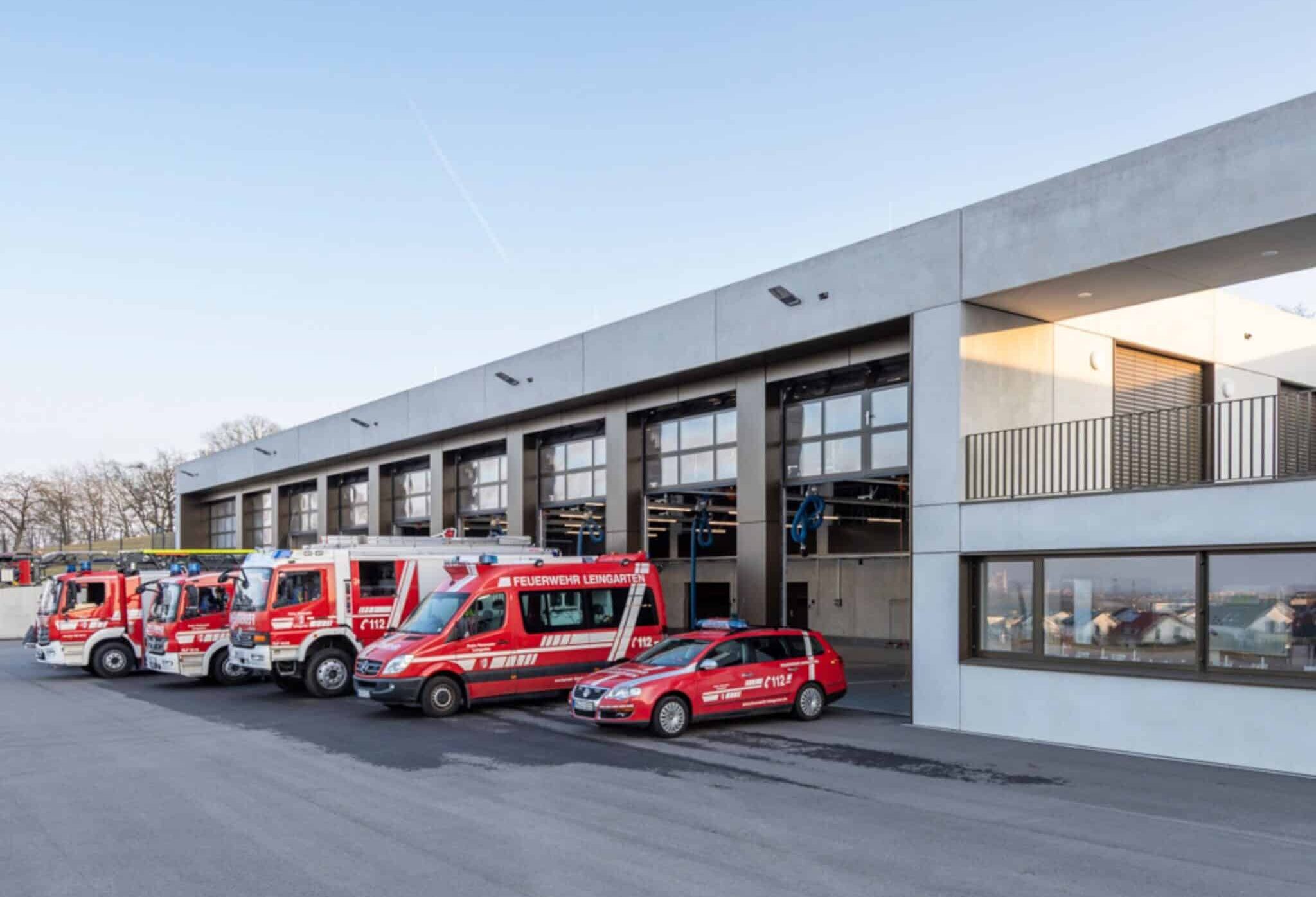 Außenansicht des Feuerwehrhauses Leingarten mit Fahrzeughalle, Verwaltungsbereich und mehreren abgestellten Feuerwehrfahrzeugen vor den Hallentoren