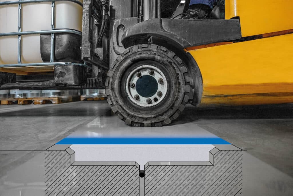 Gabelstapler fährt über frisch sanierte Industriefuge mit glatter Oberfläche.