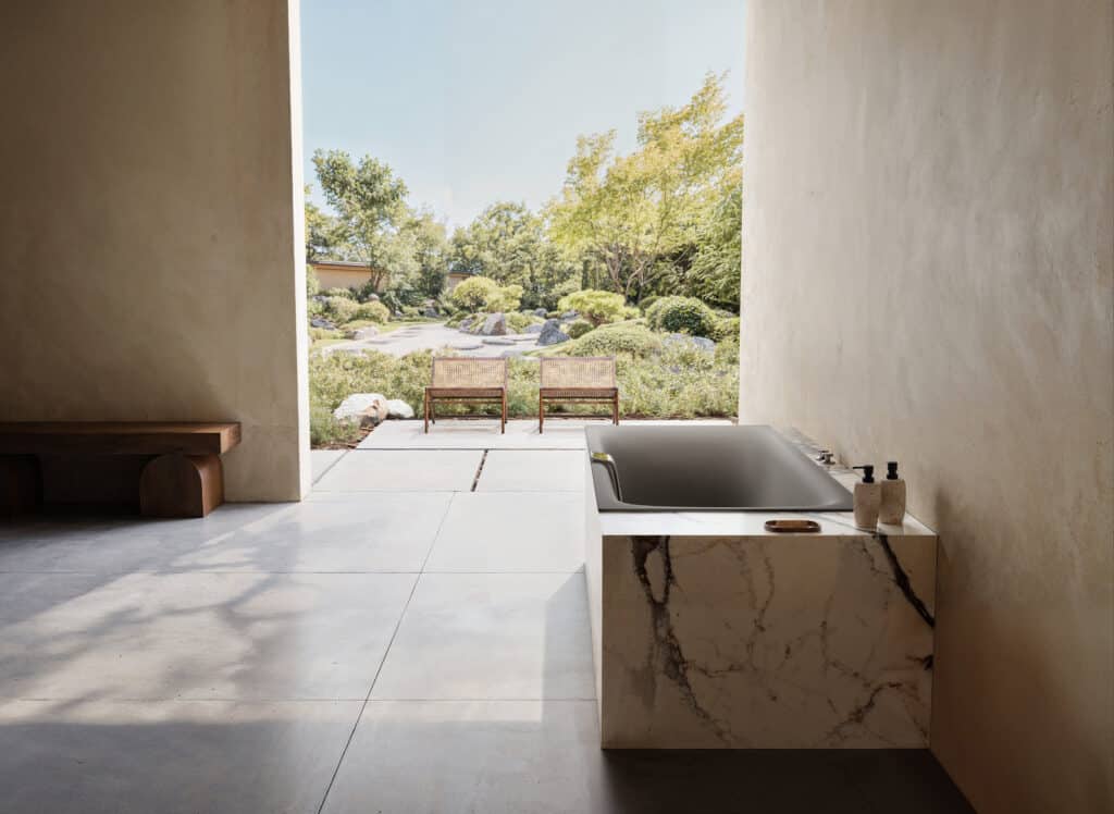 Kaldewei Nuio Duo Zen Badewanne in Warm Grey 60, eingebettet in ein lichtes, naturverbundenes Ambiente.