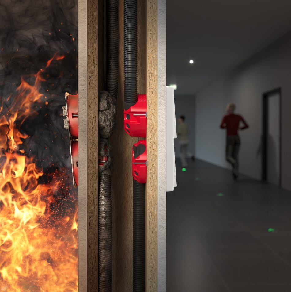 Schnittdarstellung einer Holzwand mit Feuer auf der einen Seite und KAISER Brandschutzdosen sowie Leitungsführung auf der anderen Seite als Teil einer geprüften Brandschutzlösung.