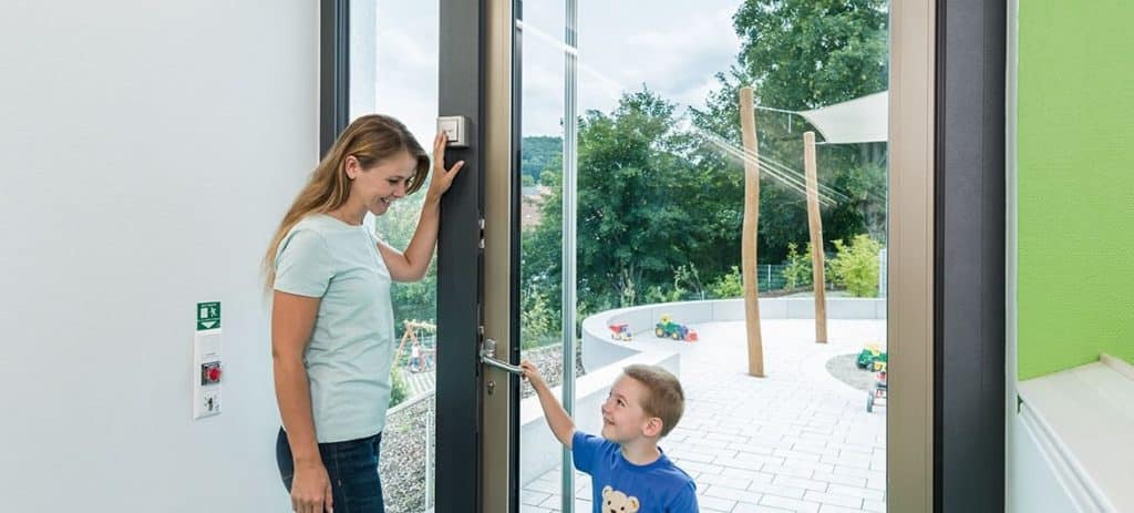 Haupteingangstür im Kindergarten richtig sichern