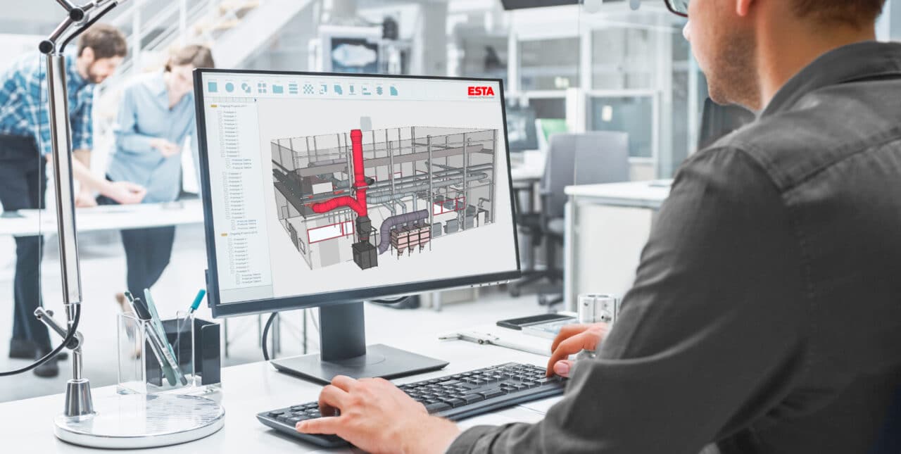Ingenieur plant eine prozesslufttechnische Anlage am Computer und analysiert ein 3D-Modell einer industriellen Absaug- und Lufttechniklösung.