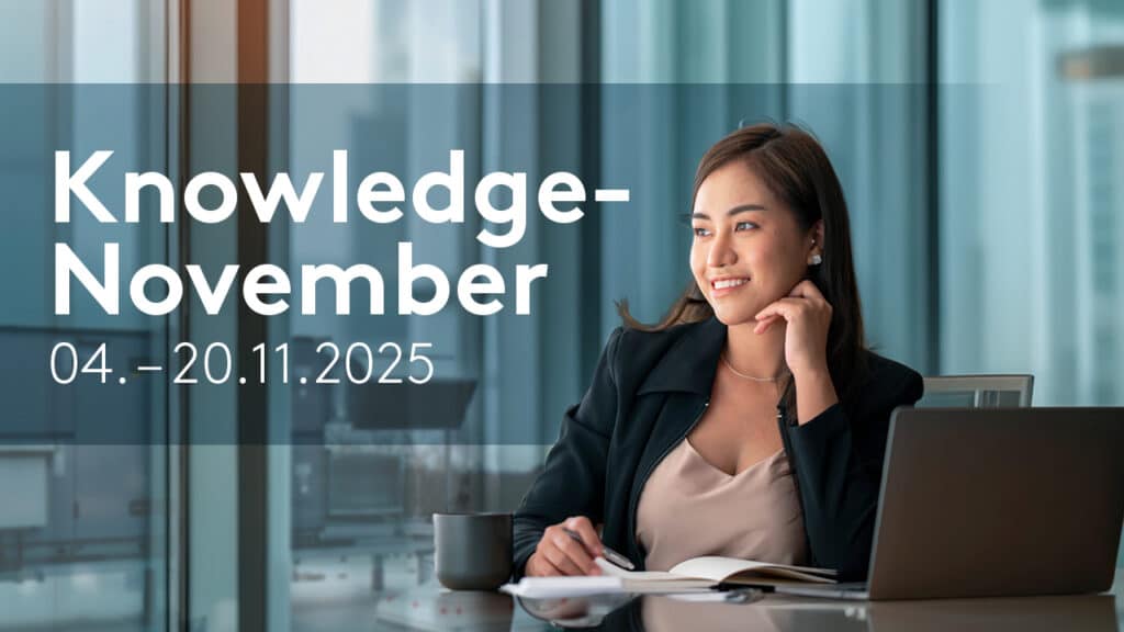 Geschäftsfrau sitzt lächelnd mit Laptop und Notizbuch am Schreibtisch, Ankündigung Knowledge-November 04.–20.11.2025.
