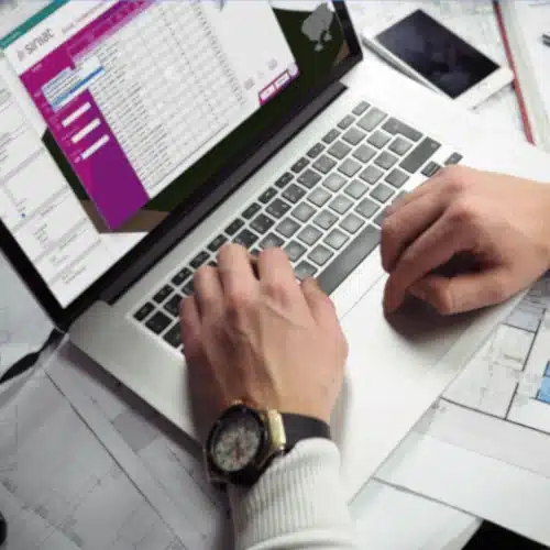 Person arbeitet am Laptop mit BIM-Software zur Planung von Trockenbau- und Lüftungssystemen.