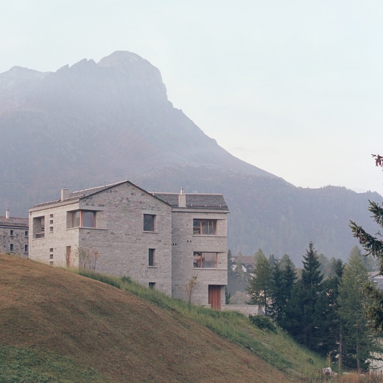 Steinhaus in Maloja, Schweiz © Marcello Mariana, Morbegno, Italien