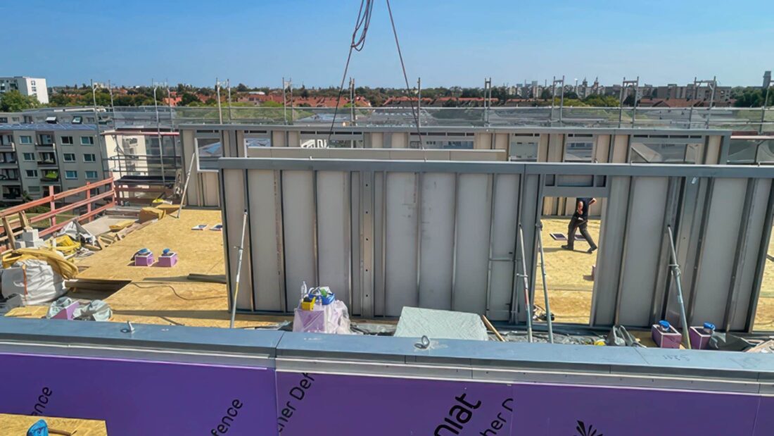 Montage vorgefertigter Wand- und Deckenelemente bei einer Aufstockung in Berlin.