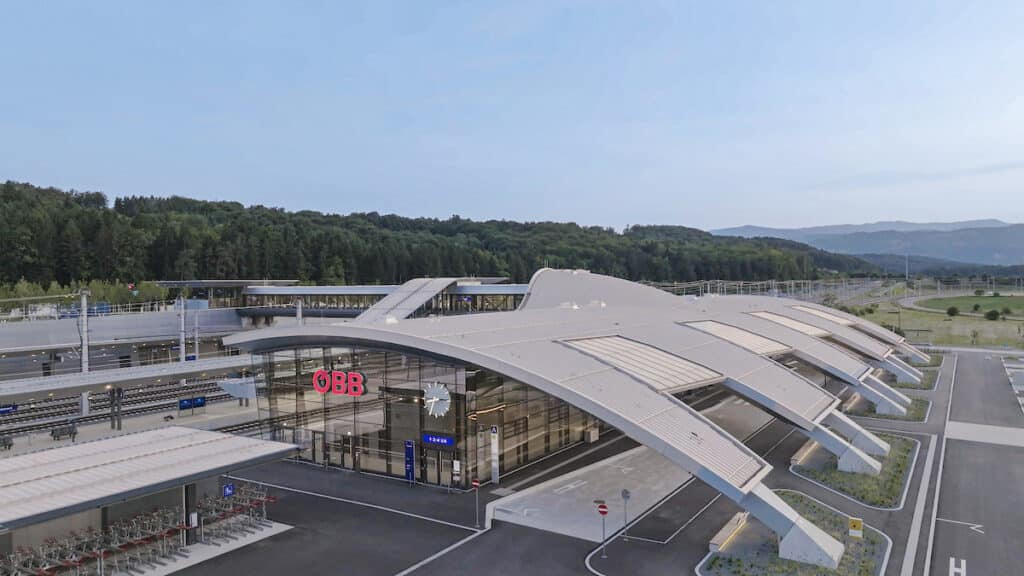 Luftaufnahme des Bahnhofs Weststeiermark bei Abendlicht mit Blick auf das Dachsystem.