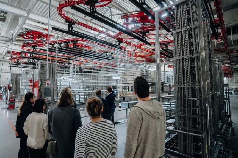 Zur Fachexkursion gehören informative Einblicke in die Produktion – sie bietet optimale Arbeitsbedingungen durch saubere, helle und gut belüftete Räumlichkeiten. © Solarlux GmbH