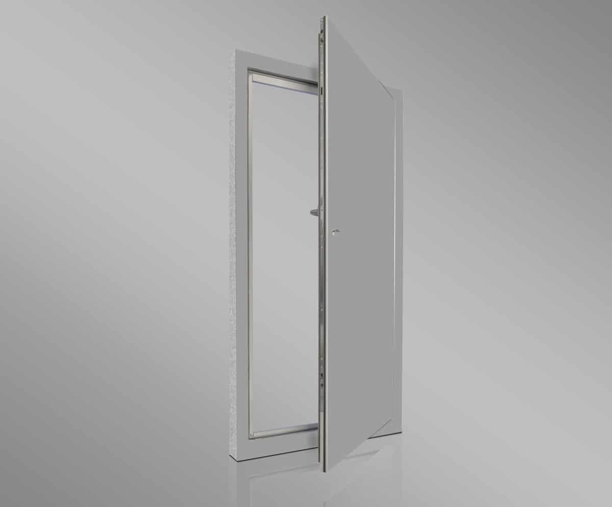 Metallische Revisions- und Technikraumtür, halb geöffnet, freigestellt