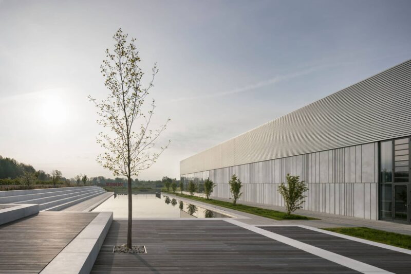 Das Retentionsbecken unterstützt die Nachtauskühlung des Fir-men-Campus in Melle. © Solarlux GmbH
