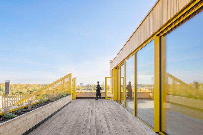Die Freitreppe führt direkt in das Herz des Campus und ist aufgrund ihrer markanten Geometrie auch als Inspirationsquelle gedacht. © Schnepp Renou für Solarlux GmbH