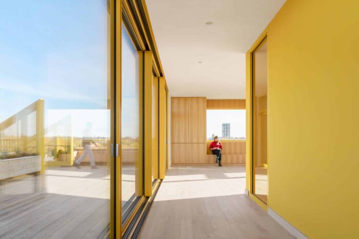 Die cero Schiebenfester sind, wie auch die Solarlux Glas-Faltwände im EG, mit dem gebäudeprägenden Farbton RAL 1006, Maisgelb matt, pulverbeschichtet. © Schnepp Renou für Solarlux GmbH