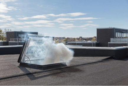 Velux Flachdach-Ausstieg öffnet sich automatisch zur Rauch- und Wärmeabzugsfunktion bei einem Brandfall.
