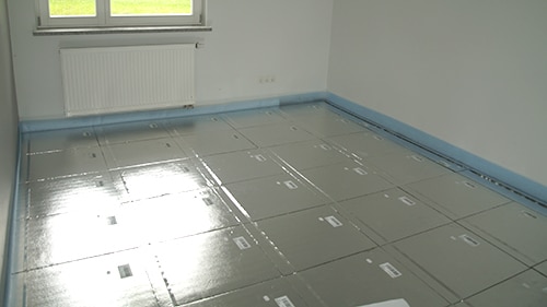 va-Q-tec bietet mit Vakuumisolationspaneelen eine platzsparende Bodendämmung, die hohe Energieeffizienz auch bei begrenzten Aufbauhöhen ermöglicht.