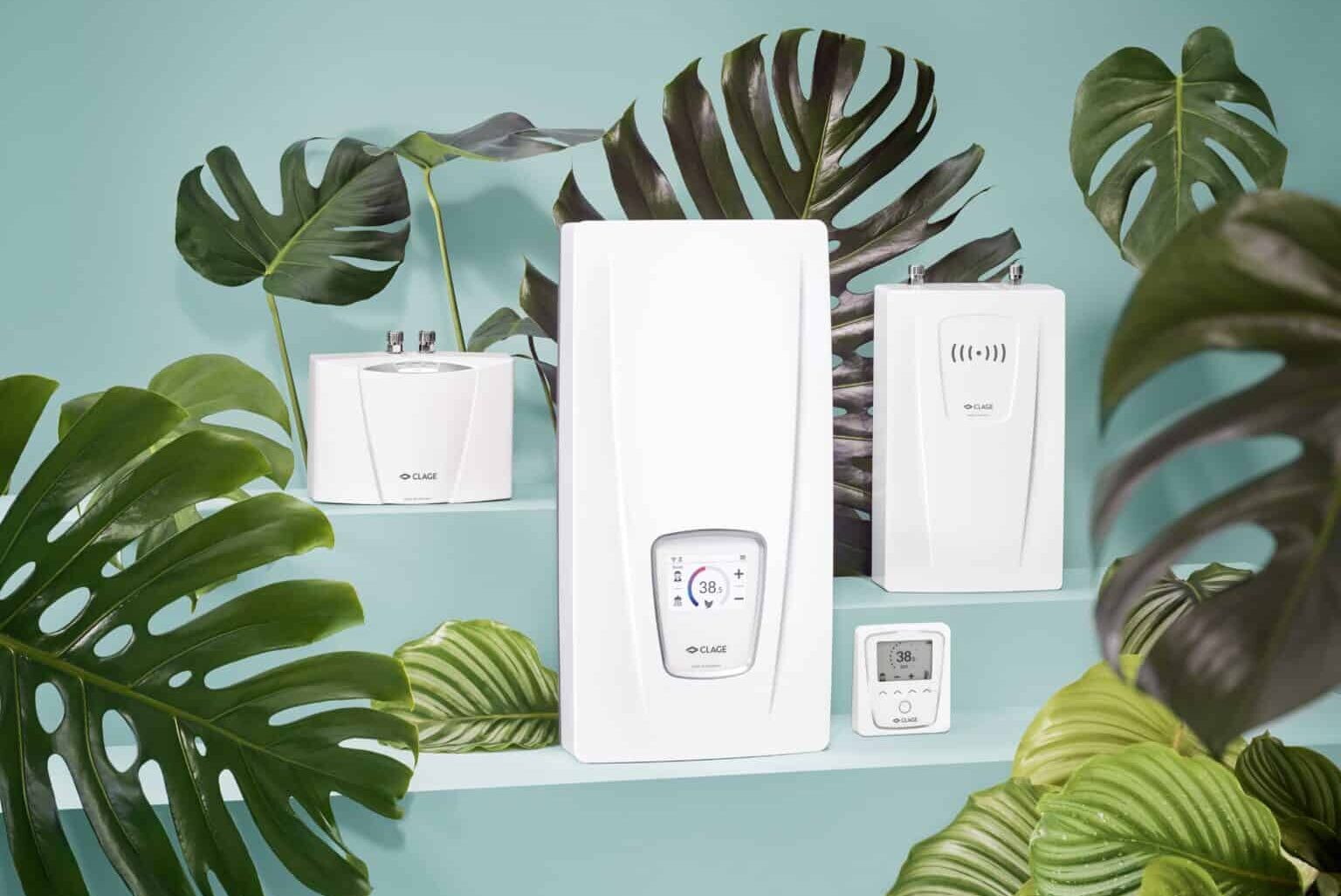 Mehrere CLAGE Durchlauferhitzer und Steuerungseinheit vor grünem Hintergrund – energieeffiziente Geräte für präzise Warmwasserbereitung im Haushalt