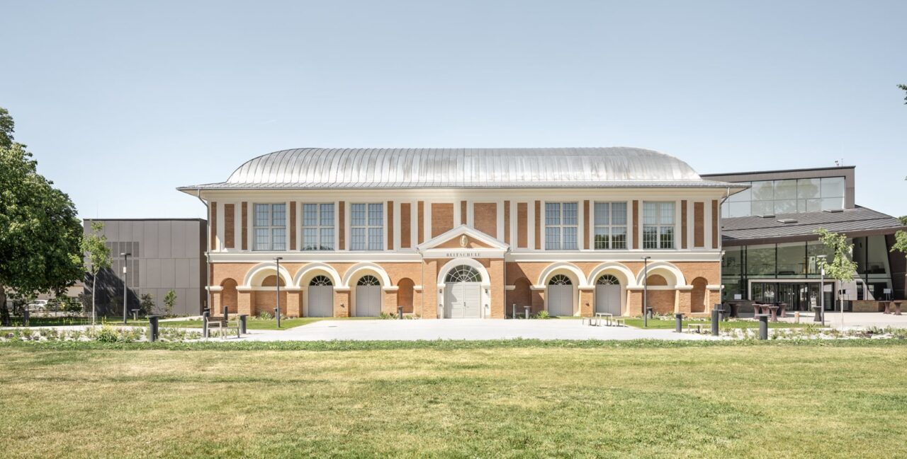 Historische Reitschule Grafenegg mit modernem Erweiterungsbau nach der Revitalisierung durch Architekten Maurer & Partner.