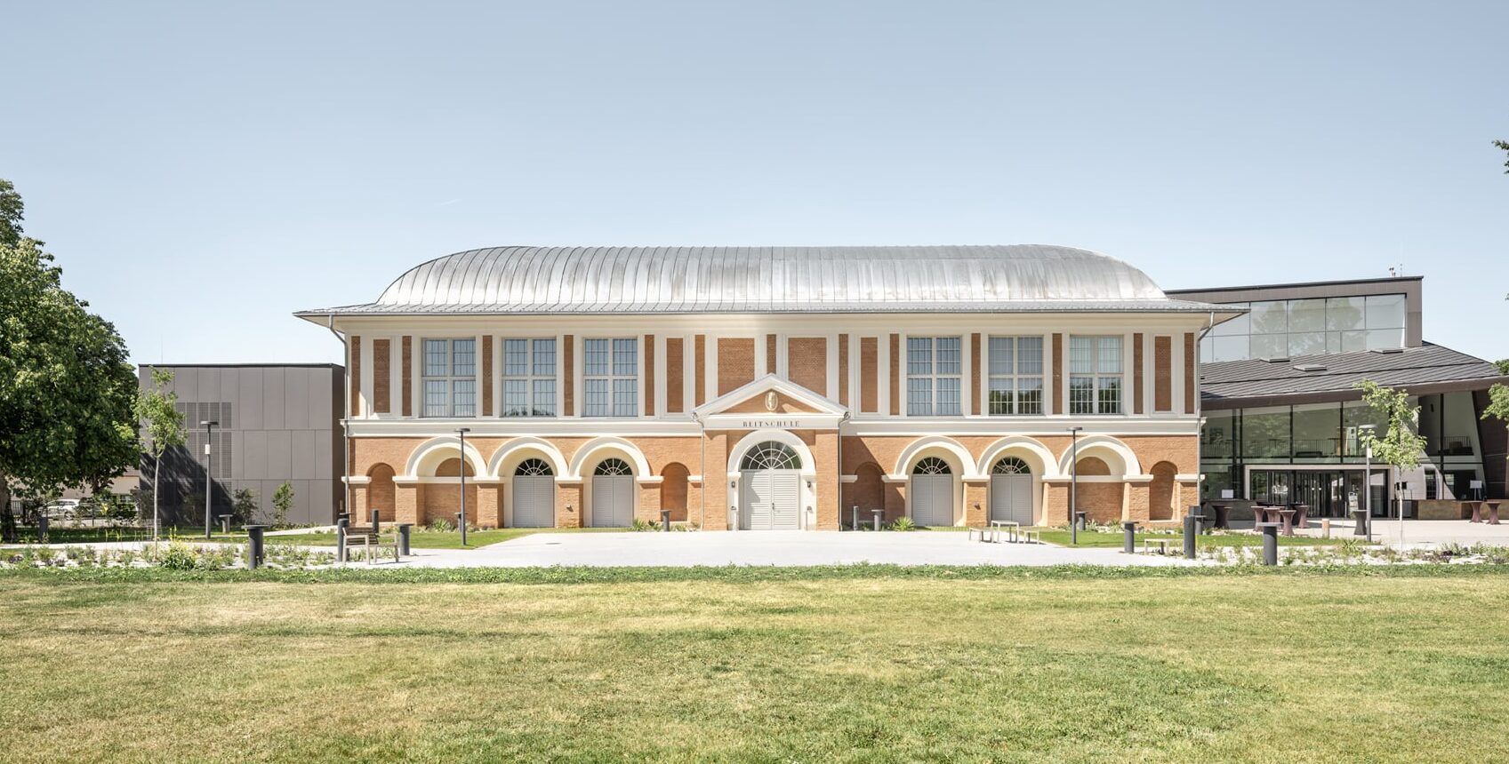 Historische Reitschule Grafenegg mit modernem Erweiterungsbau nach der Revitalisierung durch Architekten Maurer & Partner.