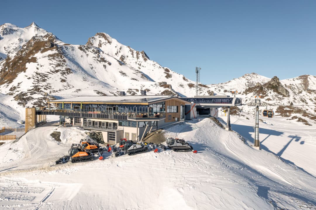 Bergrestaurant „Hirsch und Maus“ auf 2.066 m Höhe in den Alpen mit moderner Energietechnik und Photovoltaik in winterlicher Berglandschaft