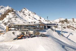 Bergrestaurant „Hirsch und Maus“ auf 2.066 m Höhe in den Alpen mit moderner Energietechnik und Photovoltaik in winterlicher Berglandschaft