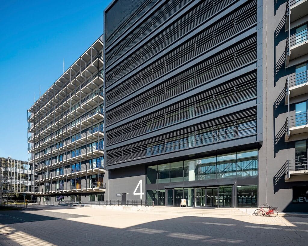 Außenansicht des Otto Headquarters in Hamburg mit markanter Fassadengestaltung und integrierten Sonnenschutzsystemen.