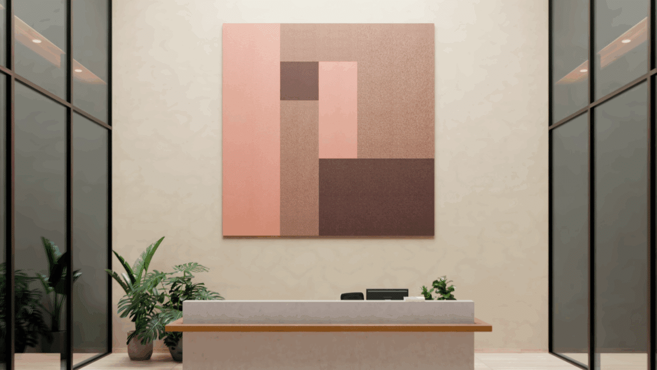 Sonic-Unity Raumakustikelement von Durach in geometrischem Design über einem modernen Empfangstresen.