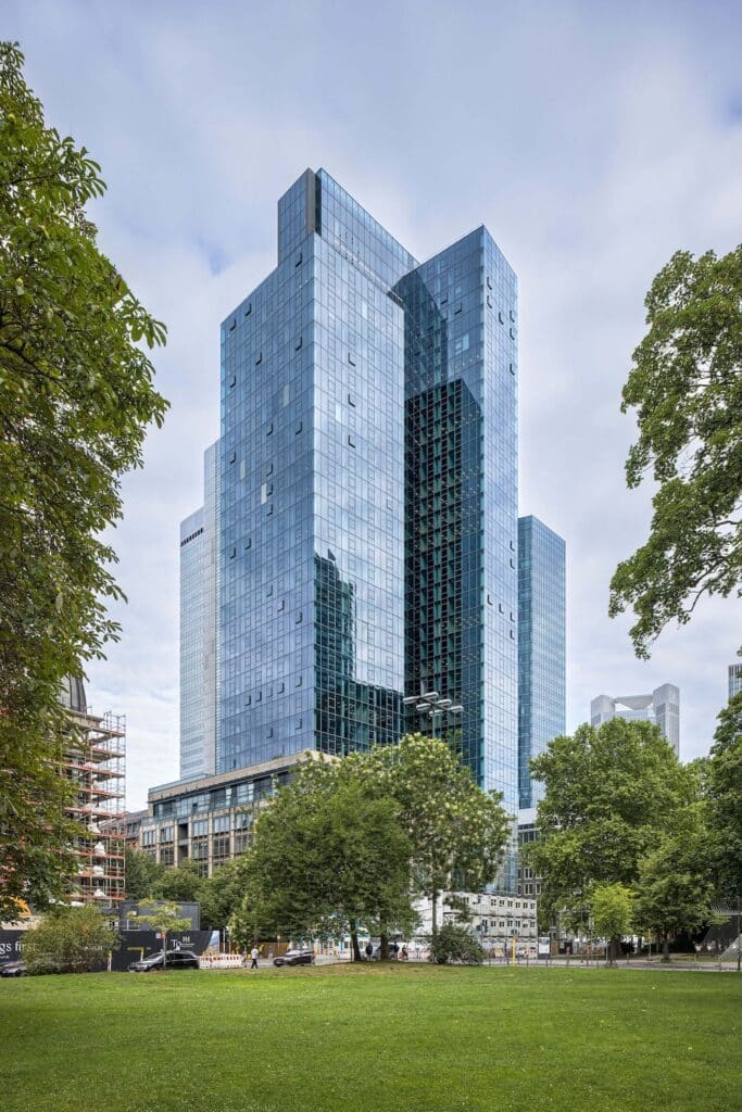 Außenansicht des Gallileo Towers in Frankfurt mit moderner Glasfassade und umliegendem Grün.