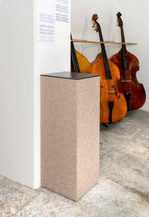 Schallabsorbierende Akustikverkleidung in einem Musikraum mit Instrumenten zur Verbesserung der Raumakustik.