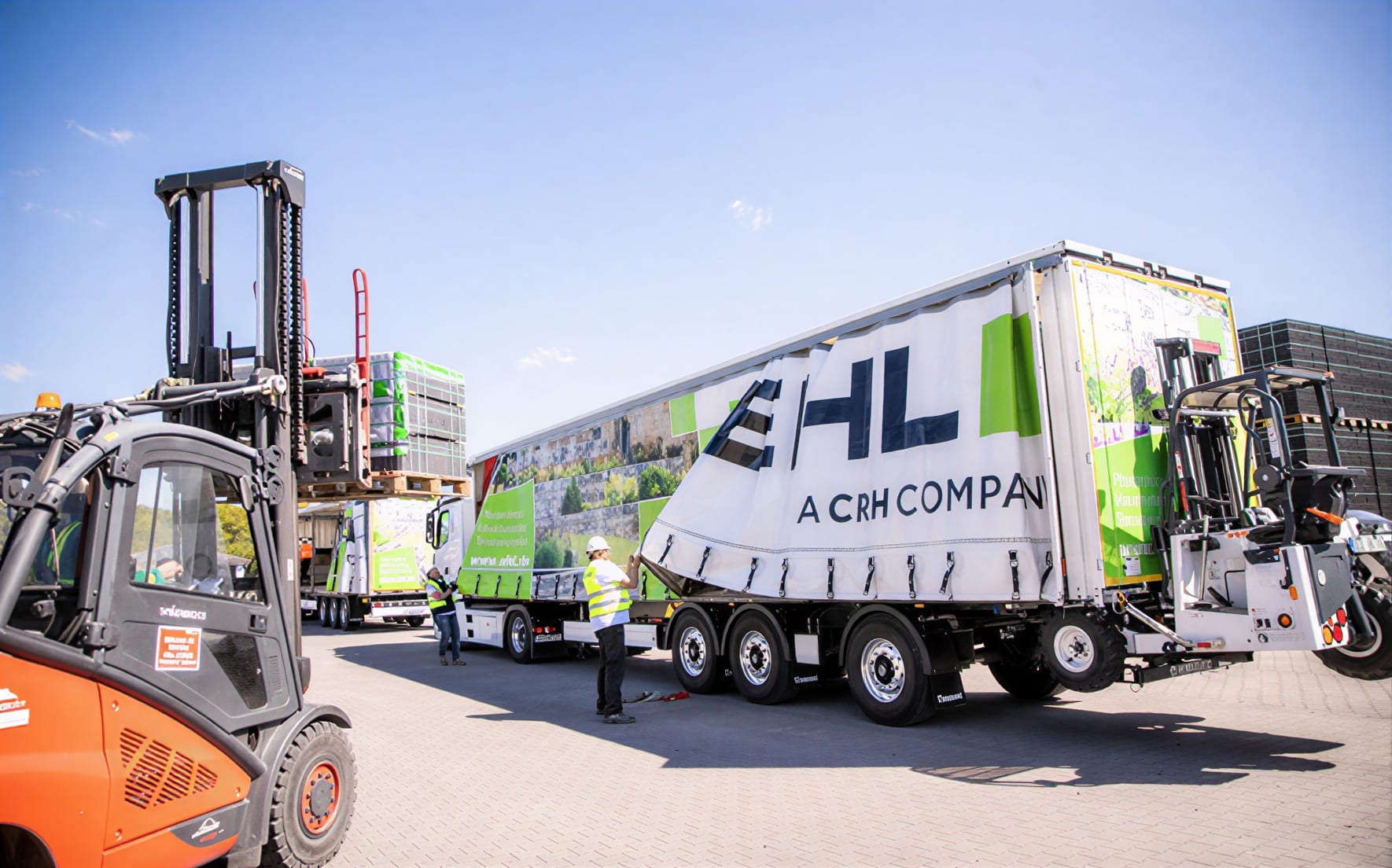 Gabelstapler und Lkw beim Verladen von Betonprodukten für den Einsatz im Straßen- und Tiefbau