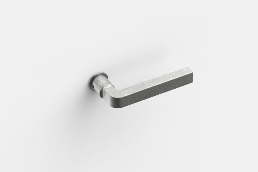 Türdrücker aus Aluminium mit sanft gerundeter Griffkante für angenehme Haptik.