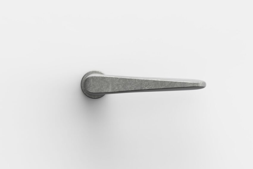 Nahaufnahme eines Aluminium-Türdrückers mit feiner Kantenführung.