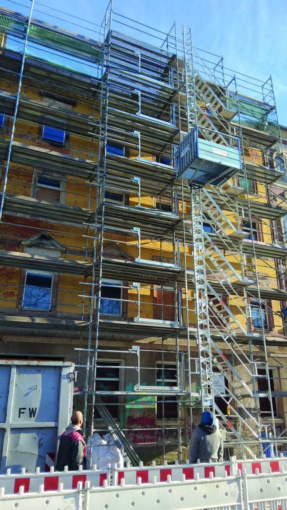 Altbausanierung mit Fassadengerüst und Bauaufzug für Materiallogistik