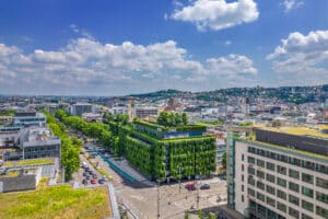 Bürogebäude in Stuttgart mit vertikaler Fassadenbegrünung, Blick über die Stadt.