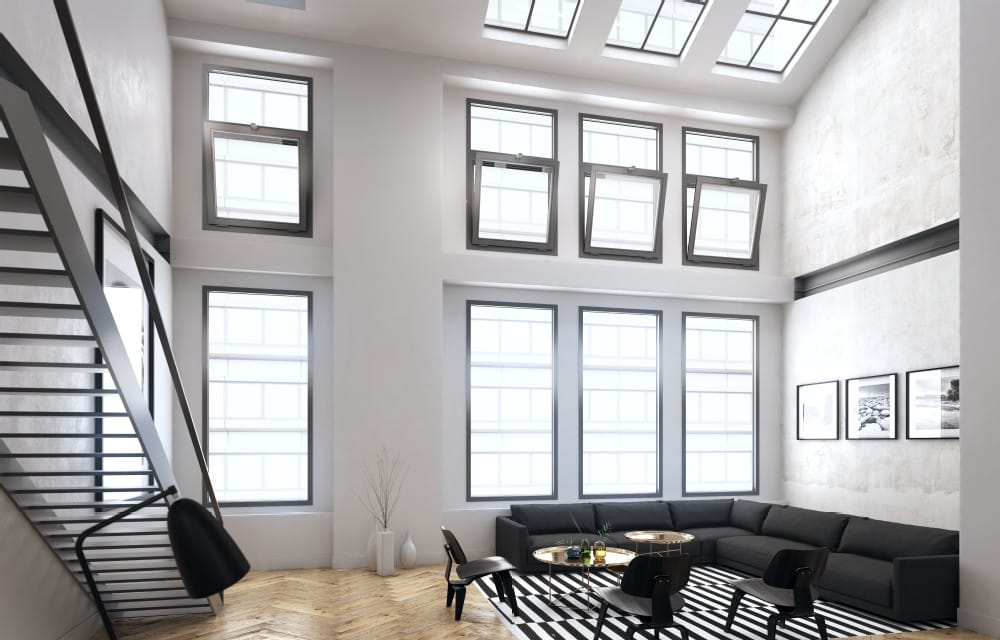 Helles Loft mit hohen Wänden, großen Fenstern und Dachverglasung für natürliche Belüftung.