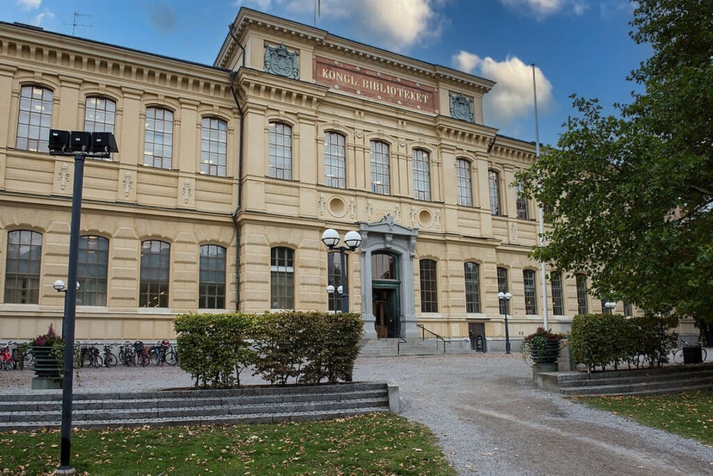 Historische Fassade der Königlichen Bibliothek in Stockholm mit klassizistischer Architektur und Eingangsportal.