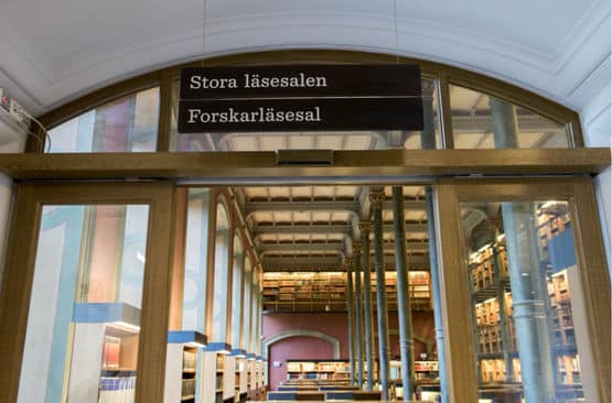 Holzeingang mit Beschilderung „Stora läsesalen“ und „Forskarläsesal“ führt in den großen Lesesaal der Königlichen Bibliothek in Stockholm.