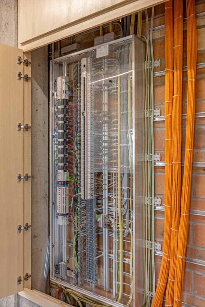 Korridor IQ box KNX HS Steuerungen integriert im bauseitigen Elektroinstallationsschrank