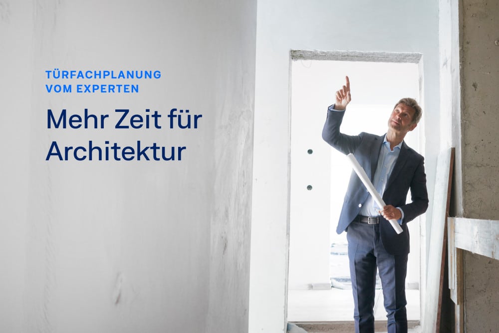 Ein Architekt steht in einem Rohbau, hält Baupläne in der Hand und zeigt nach oben. Links daneben steht der Text „Türfachplanung vom Experten – Mehr Zeit für Architektur“.